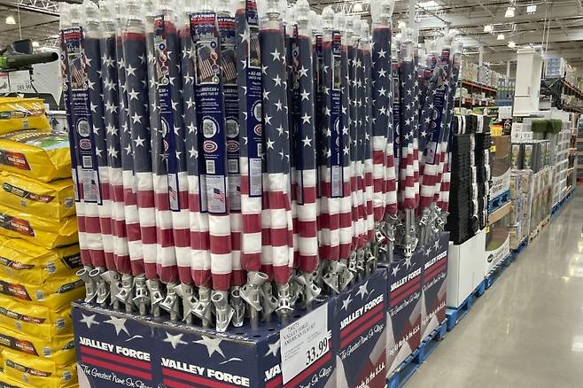 ▲미국 콜로라도주 대형마트에 진열된 대형 미국 국기들 사진:연합뉴스