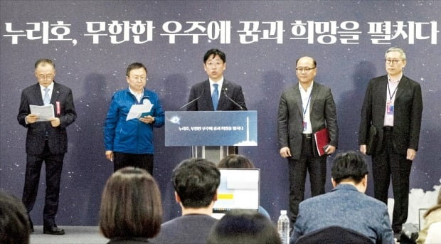 오태석 과학기술정보통신부 1차관(가운데)이 24일 전남 고흥군 나로우주센터 프레스룸에서 누리호 3차 발사 취소 이유를 설명하고 있다. 누리호는 이날 오후 6시24분 발사될 예정이었지만 기술적 문제로 오후 4시께 연기가 결정됐다. /한국항공우주연구원 제공