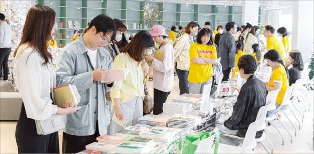 지난 13일 플랫폼P에서 열린 ‘마포 책소동’을 찾아온 시민들이 책을 살펴보고 있다. 오른쪽 사진은 플랫폼P 내 업무 공간.  타별·플랫폼P입주사협의회 제공