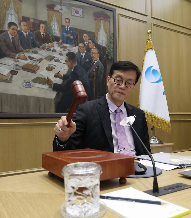 이창용 한국은행 총재가 25일 서울 중구 한국은행 신축본부에서 열린 금융통화위원회 정기회의에서 의사봉을 두드리고 있다. 사진공동취재단