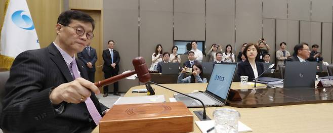 이번에도 “올리지는 않지만…” 이창용 한국은행 총재가 25일 서울 중구 한국은행에서 기준금리를 결정하는 금융통화위원회 회의를 주재하며 의사봉을 두드리고 있다. 사진공동취재단