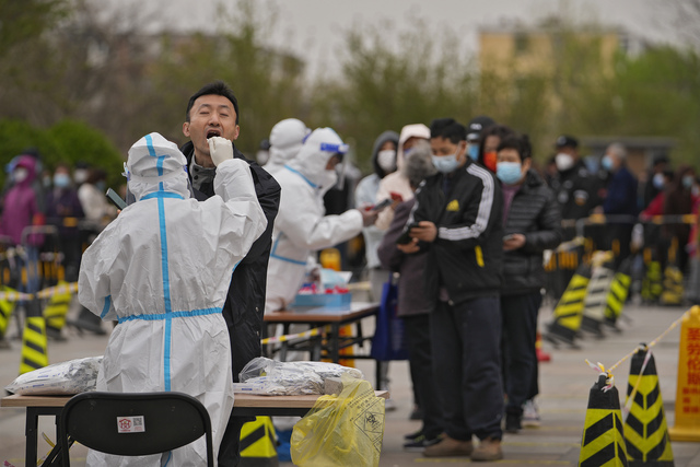 지난해 4월 중국 베이징 코로나19 검사소에서 검사를 받는 주민들. AP뉴시스