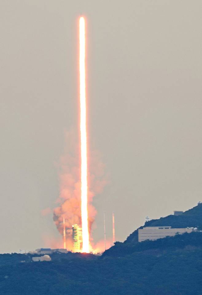 25일 오후 전남 고흥군 나로우주센터에서 국내 처음으로 실용 위성을 탑재한 누리호(KSLV-Ⅱ)가 우주로 향하고 있다./ 사진=연합뉴스