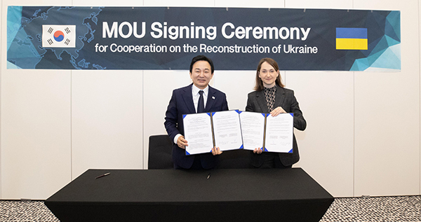 South Korea’s Minister of Land, Infrastructure and Transport Won Hee-ryong and Ukrainian Deputy Minister of Infrastructure Oleksandra Azarkhina pose for a photo after signing a memorandum of understanding (MOU) in Poland on May 23(local). [Photo by Yonhap]