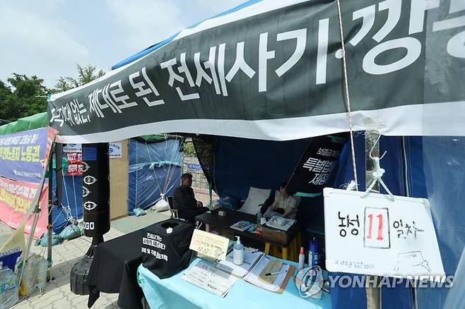 전세사기·깡통전세 피해자 전국대책위원회와 전세사기·깡통전세 문제 해결을 위한 시민사회대책위원회가 지난 21일 전세사기·깡통전세 특별법 제정을 촉구하며 무기한 농성을 펼치고 있다. [사진 출처 = 연합뉴스]
