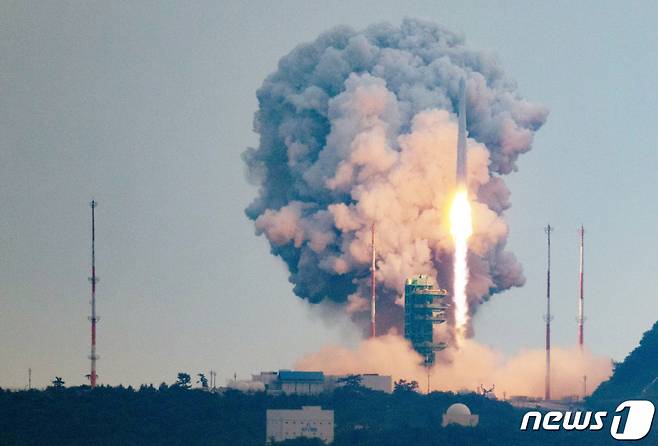 (여수=뉴스1) 이재명 기자 = 한국형 우주발사체 누리호(KSLV-Ⅱ)가 25일 오후 전남 고흥군 나로우주센터에서 발사되고 있다.   누리호는 2021년 10월21일 1차, 2022년 6월21일 2차 발사가 이뤄졌다. 1, 2차 발사가 성능 검증을 위한 목적이었다면 이번 3차 발사는 처음으로 실용 위성을 우주로 데려가는 실전이다.  이번에 실려 가는 위성은 차세대소형위성 2호(카이스트 인공위성연구소), 도요샛 4기(천문연), LUMIR-T1(루미르), JAC(져스텍), KSAT3U(카이로스페이스) 등 총 8개다. 2023.5.25/뉴스1  Copyright (C) 뉴스1. All rights reserved. 무단 전재 및 재배포 금지.