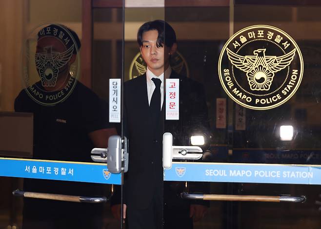 마약 투약 혐의를 받고 있는 배우 유아인이 24일 구속영장이 기각된 뒤 서울 마포경찰서를 나서고 있다. [연합]