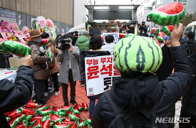 [서울=뉴시스] 고범준 기자 = 이재명 더불어민주당 대표 강성 지지자들로 구성된 더불어수박깨기운동본부 회원들이 지난 3월3일 오후 서울 영등포구 더불어민주당 당사 앞에서 이 대표 체포동의안 표결에 반란표를 던진 민주당 의원들을 겨냥하는 집회를 하고 있다. 이 수박은 겉은 민주당, 속은 국민의힘이란 뜻이다. 2023.03.03. bjko@newsis.com