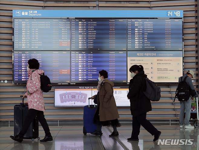 [인천공항=뉴시스] 김금보 기자 = 여객들이 14일 오후 인천국제공항 제2터미널 출국장에서 탑승수속을 하고 있다. 2023.03.14. kgb@newsis.com