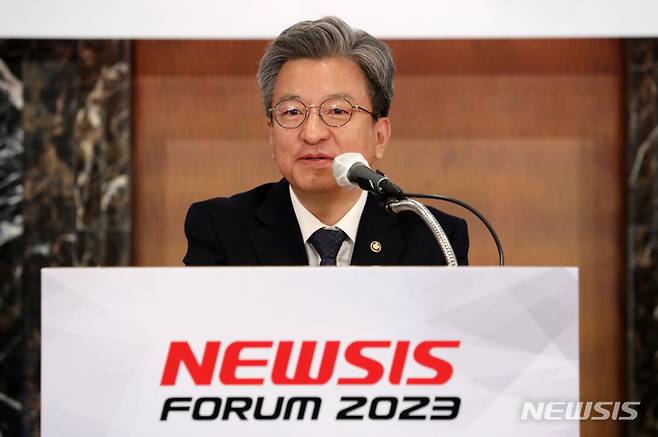 [서울=뉴시스] 조성우 기자 = 이원재 국토교통부 제1차관이 25일 오전 서울 중구 롯데호텔서울에서 열린 제5회 뉴시스 건설부동산포럼에서 축사를 하고 있다. 2023.05.25. xconfind@newsis.com