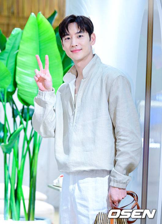 [OSEN=지형준 기자] 18일 오후 서울 서초구 반포동 신세계백화점 강남점에서 로로피아나 포토월&nbsp;행사가 열렸다.배우 이제훈이 포즈를 취하고 있다. 2023.05.18 /jpnews@osen.co.kr