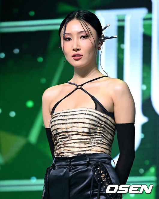 Singer Hwasa was once again at the center of the issue with surprise exposure during overseas performances following the exceptional performance.Recently, Hwasa is conducting MAMAMOOs debut world tour MAMAMOO WORLD TOUR MY CON  ⁇  US tour.While meeting with fans in nine U.S. cities, starting with New York, Hwasas unconventional performance, unveiled at a Nashville concert on the 22nd (local time), is drawing attention on social media and other sites.On this day, Hwasa appeared in a cowboy hat, black crop top and jeans costume and set up a powerful stage.Especially, If you are going to say me, Hwasa received a big cheer from the audience with the performance of lifting the top of his part and showing the bralette worn inside.The images and photos of the figure spread rapidly through SNS and attracted many peoples attention.Hwasa has been involved in the controversy over the performance of the festival stage held at Sungkyunkwan University in Seoul on December 12.At that time, Hwasa did not give a lecture, but after sitting with his legs wide open during the stage, he gathered topics with a cheap performance that took his saliva to a specific body part.Some of them pointed out that it was not an overly sensational performance, but some netizens responded that it was only one of the performances of the artist.However, Hwasa does not care about the controversy, and continues to show off his outstanding performance.On the other hand, Hwasa appears on tvN  ⁇  dance singer a wandering party  ⁇  which is broadcasted first on the 25th.DB