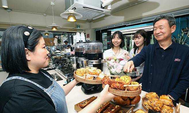 황현식 LG유플러스 대표(오른쪽)가 25일 서울 용산구 카페 롱브르378에서 빵을 고르고 있다. LG유플러스 제공