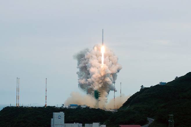 국내 독자 기술로 개발된 한국형 발사체 누리호(KSLV-Ⅱ)가 25일 오후 전남 고흥군 나로우주센터에서 발사돼 우주로 향하고 있다. 이번 누리호 3차 발사는 차세대소형위성 2호 1기와 큐브위성 7기 등 본격적으로 실용급 위성을 탑재해 발사하는 첫 사례다. 과학기술정보통신부 제공