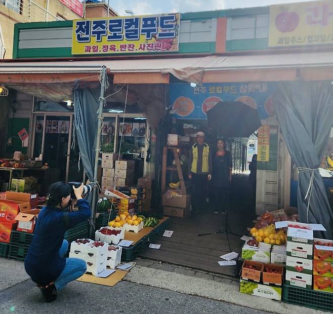 취재 중인 박미소 사진기자. ⓒ시사IN 변진경