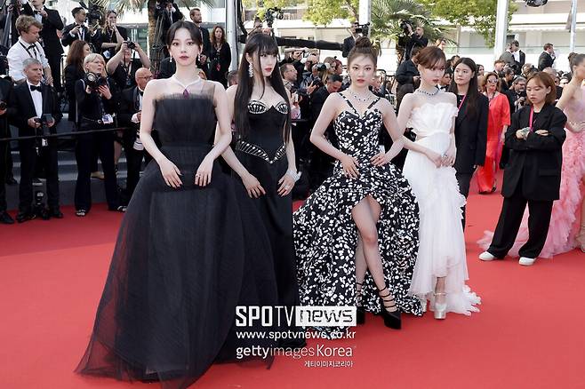 ▲ 칸영화제 레드카펫에 오른 에스파. ⓒ게티이미지