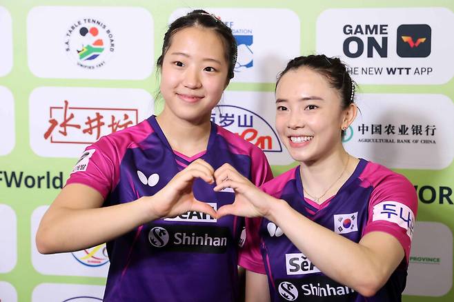 ▲ 2023 세계탁구선수권대회 여자복식 4강 진출에 성공한 신유빈(왼쪽)과 전지희 ⓒ대한탁구협회