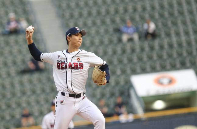 김동주가 날카로운 견제구로 주자를 잡아내고 있다. /사진=두산 베어스