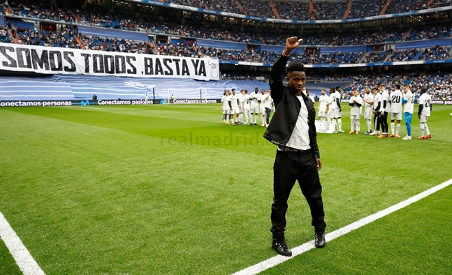 비니시우스 주니오르가 인종차별 반대 퍼포먼스를 하는 팬들에게 인사하는 모습. /사진=레알 마드리드 공식 홈페이지 갈무리