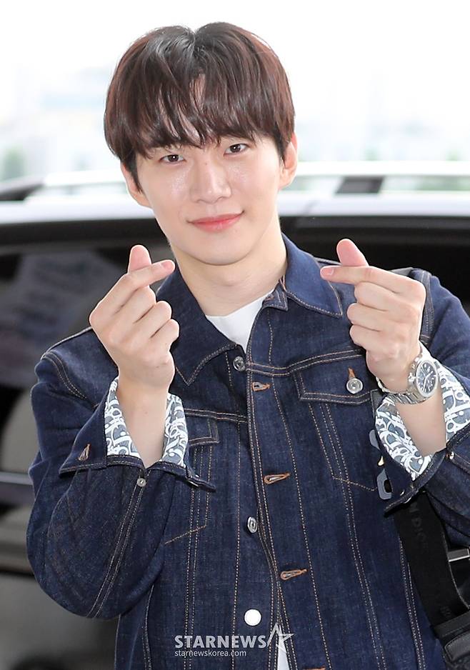 그룹 투피엠(2PM) 준호가 일본 일정을 위해 19일 오전 서울 강서구 김포국제공항을 통해 출국하고 있다. 2022.08.19 /사진=임성균 기자 tjdrbs23@