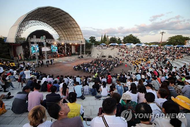 고려인 강제이주 아픔 기억해요 2017년 9월 17일 오후 경기도 안산시 화랑유원지 야외원형극장에서 열린 '함께 부르는 고려 아리랑' 행사에 전국 각지에서 모인 고려인들이 객석을 메우고 있다. [연합뉴스 자료사진]