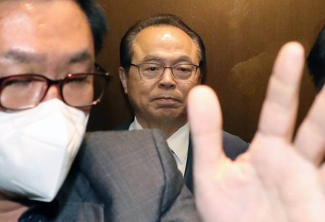 지난 2020년 4월 23일 부산시청에서 사퇴 기자회견을 마친 오거돈 당시 부산시장이 기자회견장을 떠나기 위해 승강기에 탑승해 있다. 사진=연합뉴스.