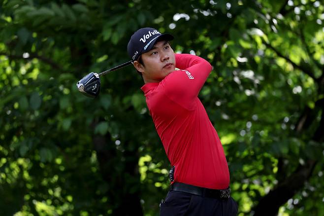 김민수가 26일 열린 KPGA 코리안투어 KB금융 스타챔피언십 2라운드에서 드라이버 티 샷을 날리고 있다.(사진=KPGA 제공)