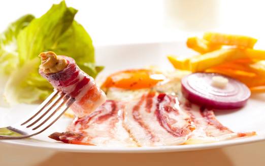 아침 공복에는 흰 빵, 베이컨-햄 등 가공 식품 위주의 식단보다는 양배추, 삶은 달걀-감자 등 자연 그대로의 음식이 건강에 좋다. [사진=게티이미지뱅크]