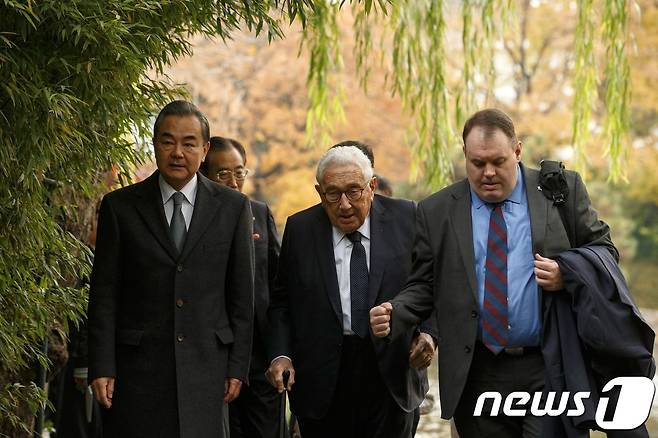 왕이 중국 외교담당 국무위원 겸 외교부장이 지난 2018년 11월7일(현지시간) 베이징 댜오위타이 국빈관에서 헨리 키신저 전 미국 국무장관과 걷고 있다. ⓒ AFP=뉴스1 ⓒ News1 우동명 기자