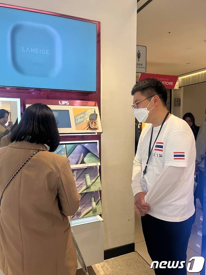 신세계면세점은 외국인 쇼핑을 돕기 위해 베트남·태국어 쇼핑 도우미를 항시 운영하고 있다고 밝혔다.(신세계면세점 제)