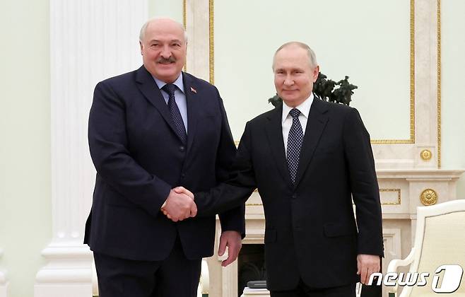 5일(현지시간) 러시아 모스크바를 방문한 알렉산드르 루카셴코(왼쪽) 벨라루스 대통령이 블라디미르 푸틴(오른쪽) 러시아 대통령과 악수를 하고 있다. 2023.4.5 ⓒ 로이터=뉴스1 ⓒ News1 정윤미 기자
