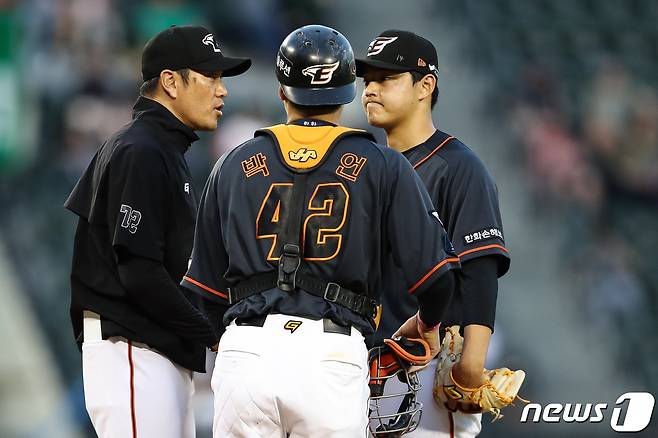 한화 이글스 문동주(오른쪽). /뉴스1 DB ⓒ News1 유승관 기자