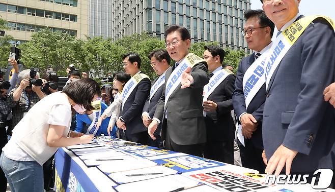 이재명 더불어민주당 대표가 26일 서울 광화문광장 이순신 동상 앞에서 열린 후쿠시마 원전 오염수 해양투기 및 수산물 수입 반대 국민서명운동 발대식에서 시민들의 서명 동참을 독려하고 있다. 2023.5.26/뉴스1 ⓒ News1 허경 기자