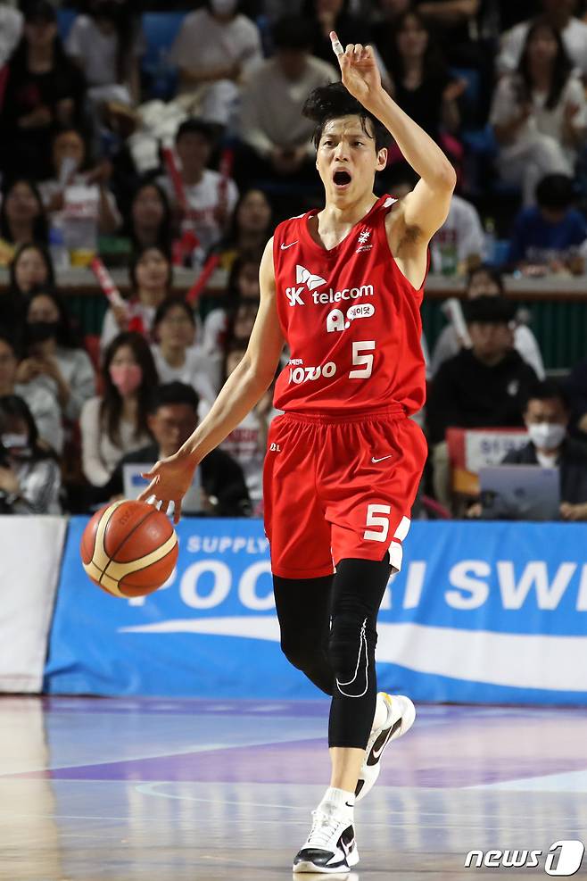 1일 오후 서울 송파구 잠실학생체육관에서 열린 2022-2023 SKT 에이닷 프로농구 챔피언결정전 4차전 서울 SK와 안양 KGC의 경기에서 SK 김선형이 작전지시를 하고 있다. 2023.5.1/뉴스1 ⓒ News1 이승배 기자