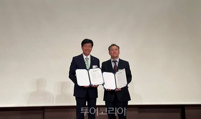 KBS JAPAN MOU 기념사진 (왼쪽부터 박범인 금산군수, KBS JAPAN 김정균 대표이사)