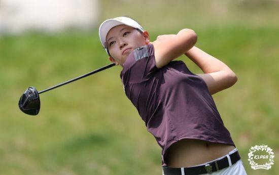 방신실이 E1 채리티오픈 1라운드 7번 홀에서 티 샷을 하고 있다.[사진제공=KLPGA]