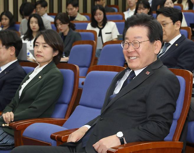 이재명 더불어민주당 대표가 25일 서울 여의도 국회에서 열린 의원총회에서 밝게 미소 짓고 있다./뉴스1