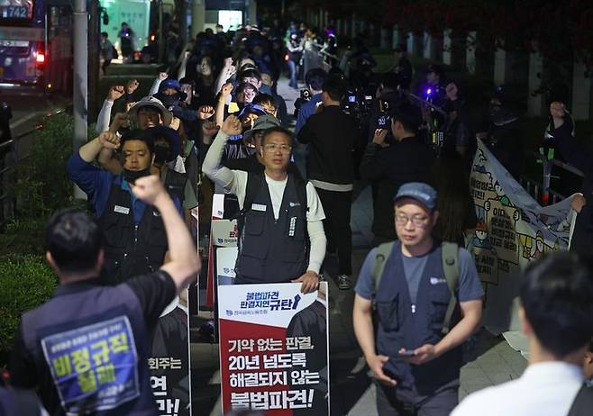 금속노조 관계자들이 25일 오후 서울 서초구 대법원 앞에서 야간문화제를 시작하고 있다.ⓒ연합뉴스