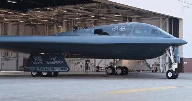 B-2 스텔스 폭격기가 22일(현지시간) 미국 미주리주 화이트맨 공군 기지의 격납고에서 이륙을 위해 나오고 있다. 출처 미 전략사 트위터