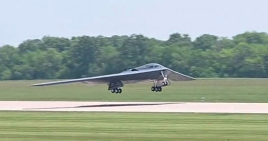 미국 미주리주의 화이트맨 공군 기지에서 22일(현지시간) B-2 스텔스 폭격기가 이륙하고 있다. 출처 미 전략사 트위터