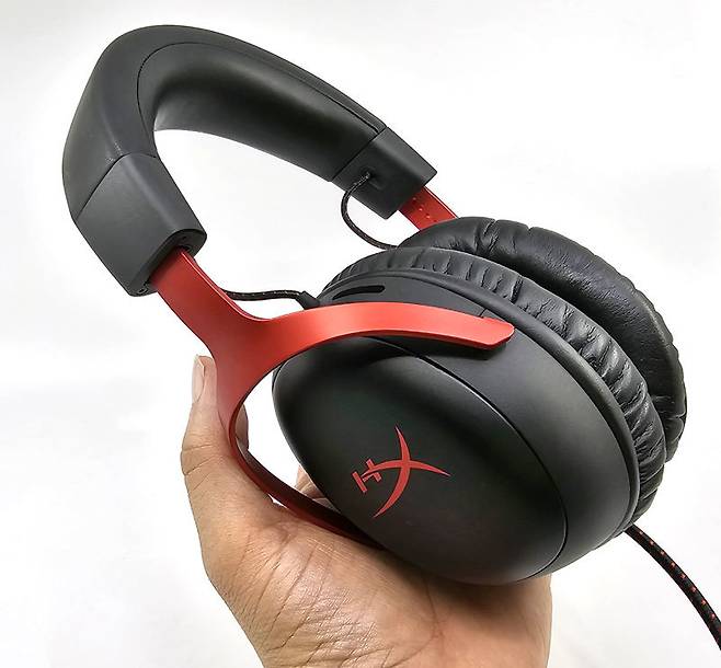 검정 컬러를 기반으로 붉은색 알루미늄 프레임을 넣어 디자인과 내구성을 살렸다 (출처=IT동아)