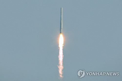25일 오후 전남 고흥군 나로우주센터에서 국내 처음으로 실용 위성을 탑재해 3차 발사된 누리호(KSLV-Ⅱ)가 우주로 향하고 있다. 연합뉴스