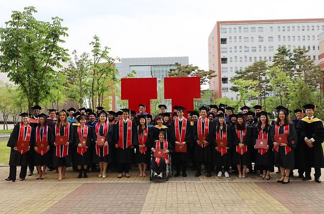 유타대학교 아시아캠퍼스 학생들이 25일 졸업식을 마친 뒤 교수들과 기념사진을 촬영하고 있다.