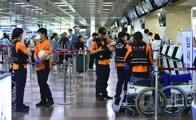 26일 대구국제공항을 착륙하던 아시아나 항공기의 문이 열려 호흡곤란을 보인 승객 9명이 병원에 이송됐다. 사진은 이날 오후 대구국제공항 모습. 뉴시스