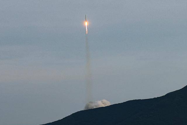 국내 독자 기술로 개발된 한국형 발사체 누리호(KSLV-Ⅱ)가 25일 오후 전남 고흥군 나로우주센터에서 3차 발사되고 있다. 이번 3차 발사는 차세대소형위성 2호 1기와 큐브위성 7기 등 본격적으로 실용급 위성을 탑재해 발사한 첫 사례다. 연합뉴스