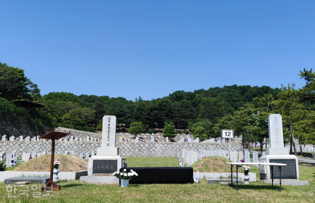 서울 동작구 국립서울현충원 12묘역에 안장된 화교 참전자 장후이린(왼쪽)과 웨이시팡 선생의 묘소. 김진욱 기자