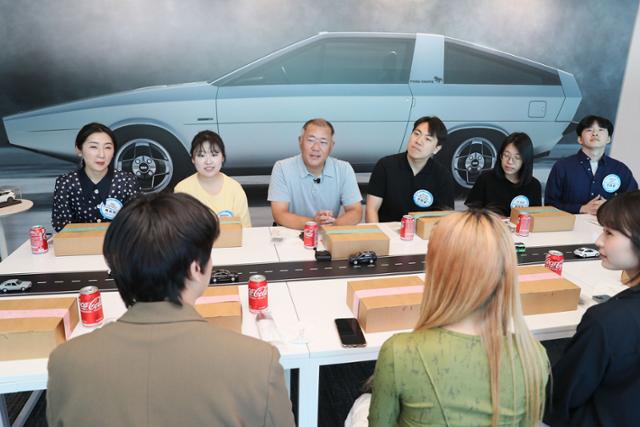 정의선(뒷줄 왼쪽에서 세번째) 현대자동차그룹 회장이 25일 서울 영등포구 전경련회관에서 열린 한국판 버핏과의 점심 갓생 한 끼에서 MZ세대들과 식사를 하며 대화를 나누고 있다. 뉴스1