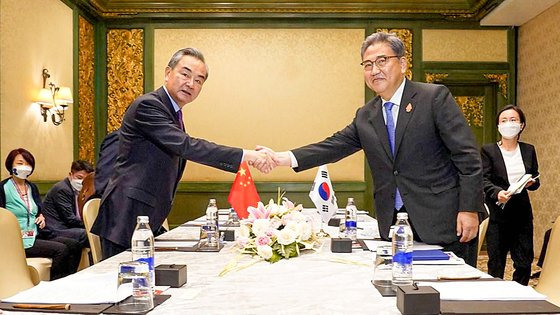 박진 외교부 장관이 2022년 7월 7일 당시 왕이 중국 외교부장을 'G20 외교 장관 회의'가 열린 인도네시아 발리에서 만나 악수하고 있다. 지난해 12월 말 왕 부장 후임으로 친강 외교부장이 취임했다. [연합뉴스]