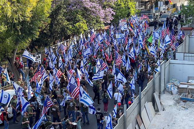 이스라엘 예비군들이 25일(현지시간) 예루살렘에서 베냐민 네타냐후 총리의 사법개편에 반대하는 시위를 벌이고 있다. 로이터연합뉴스