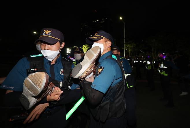 This photo shows police crackdown on labor union members rallying in front of the Supreme Court of Korea in Seoul on Thursday. (Yonhap)